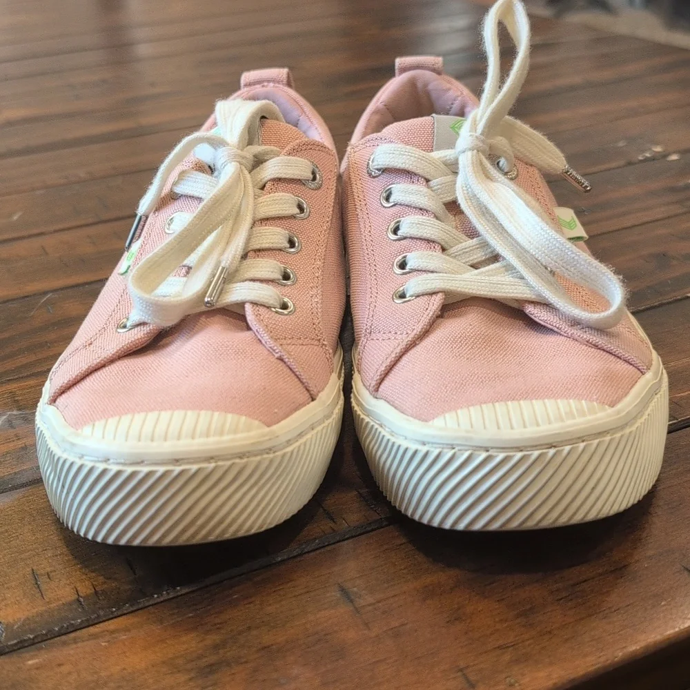 Cariuma OCA Low Sneaker